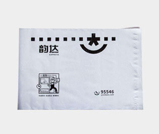 塑料快遞袋使用較多的是用聚乙烯材料做成，具有成本低，使用方便，防水性能好的特點(diǎn)。多用于運(yùn)送文件、單據(jù)、資料、貨物等所包裝用的袋子。又稱為速遞袋、郵寄袋、快遞打包袋。體輕，富有彈性，有良好的抗沖擊性，無毒、無味、防潮、耐腐蝕，環(huán)保性較強(qiáng)，并且回收力度較大。