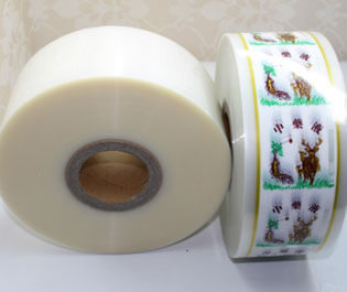 "食品復(fù)合膜是由PE等薄膜材料符合而成， 廣泛適用于包裝、食品、藥品等產(chǎn)品，具有環(huán)保、無臭無異味、熱封性能好、阻隔性好、遮光性強(qiáng)、耐油、強(qiáng)度高等特點(diǎn)。"