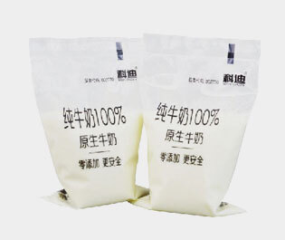 牛奶包裝袋是由三層或兩層共擠吹膜機(jī)生產(chǎn)而成。 成品膜印刷效果好，保香阻氧，安全衛(wèi)生，低碳環(huán)保，耐擠壓刺穿性強(qiáng)。