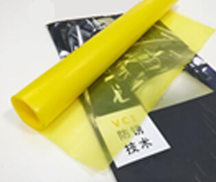 本公司采用三層共擠吹膜機，由內(nèi)層模體、中層模體、外層膜體組成，分別將三層共擠的膜體配方進行配比，配三種不同屬性的合金擠出機，配套合適的高精度模具和德系風環(huán)，均勻混合擠出，一次性吹制的薄膜。本公司設(shè)備吹制的防銹膜在不破損的情況下，使用壽命長，防銹能力強，成本低等特點。